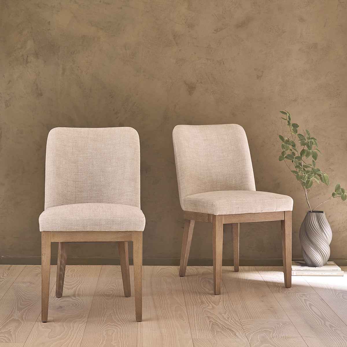 Chaise en chêne massif et tissu lin