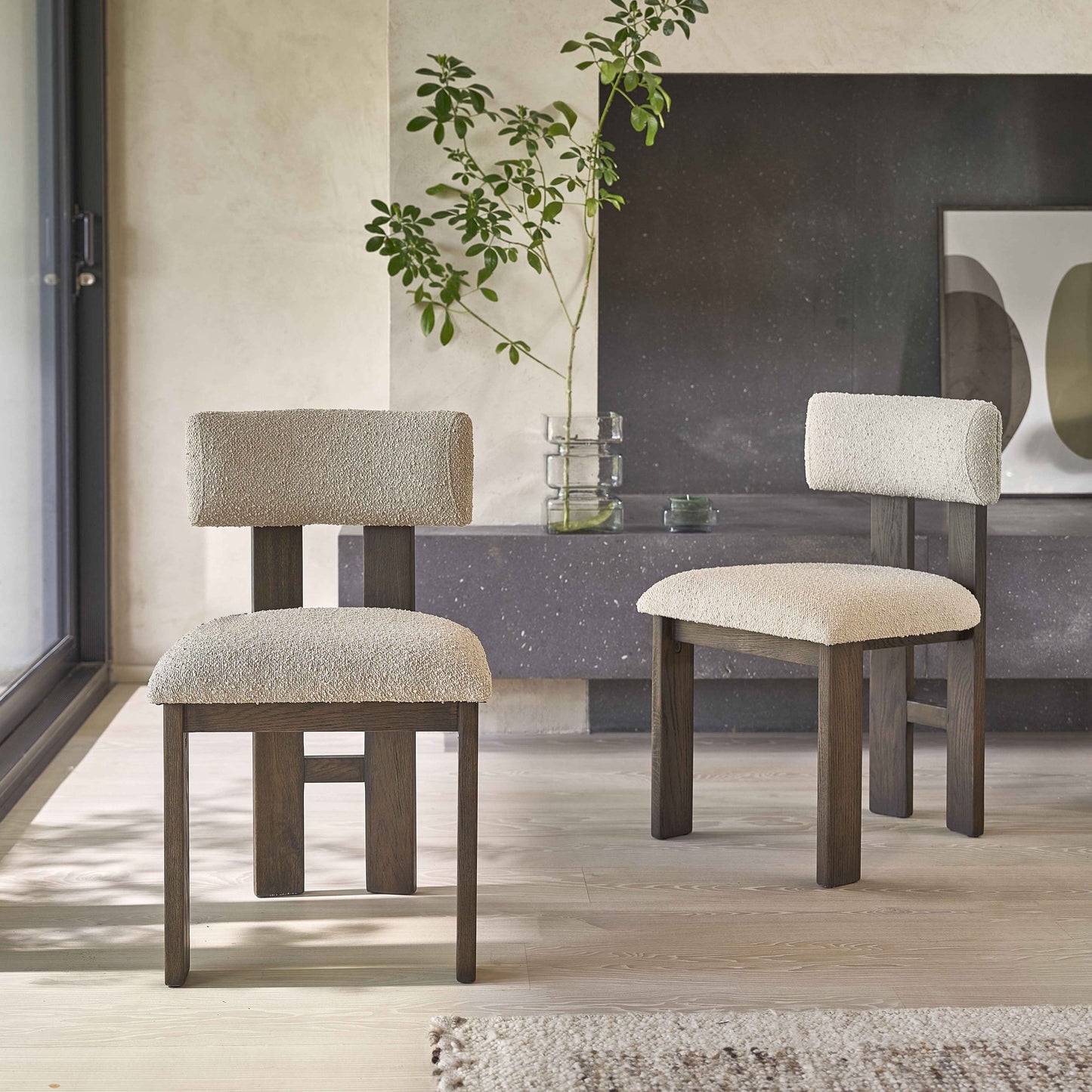 Chaise en chêne massif marron et tissu bouclette beige