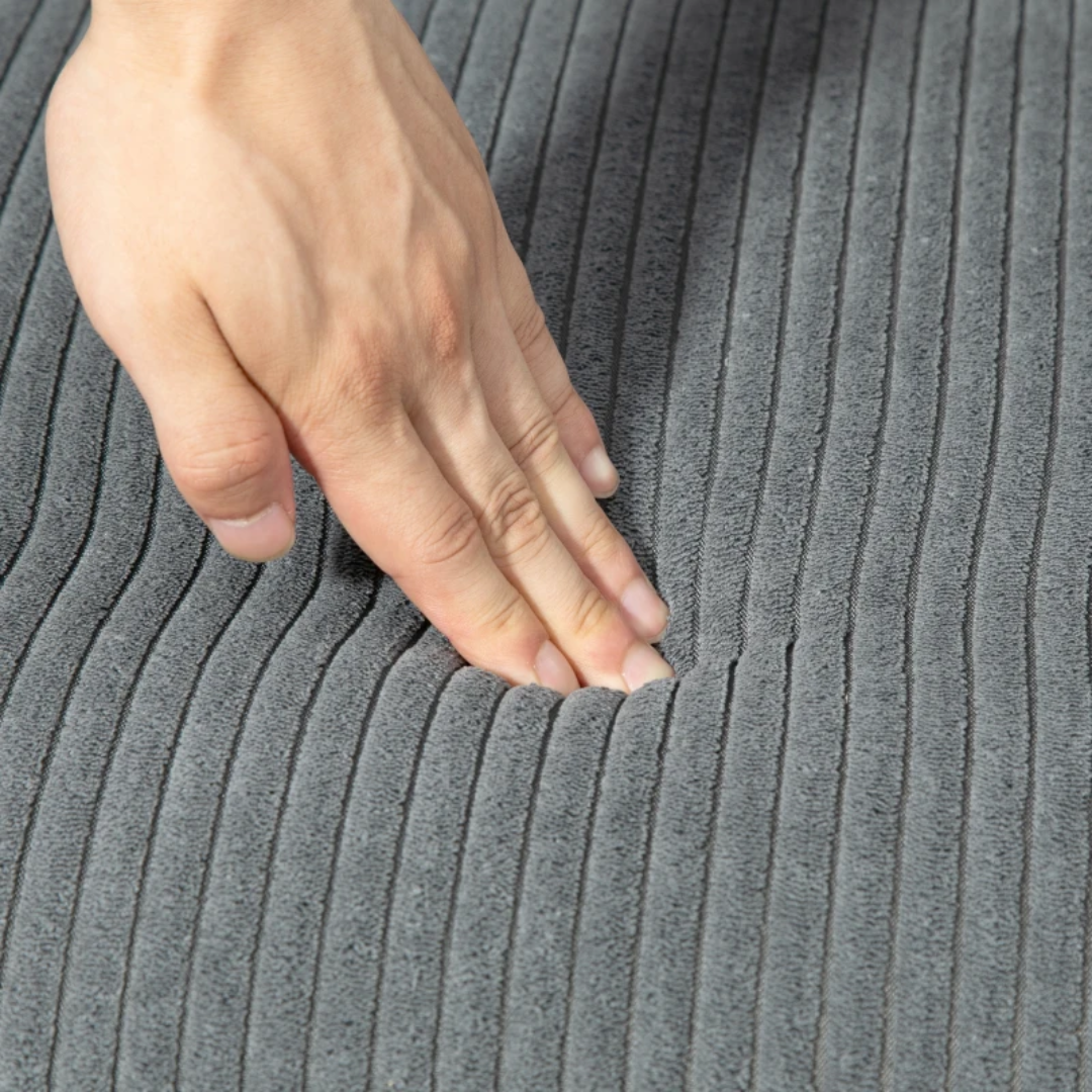 Canapé d'intérieur 2 places HOMCOM gris en velours, avec structure en bois et pieds évasés, dimensions 117 x 56.5 x 77 cm.