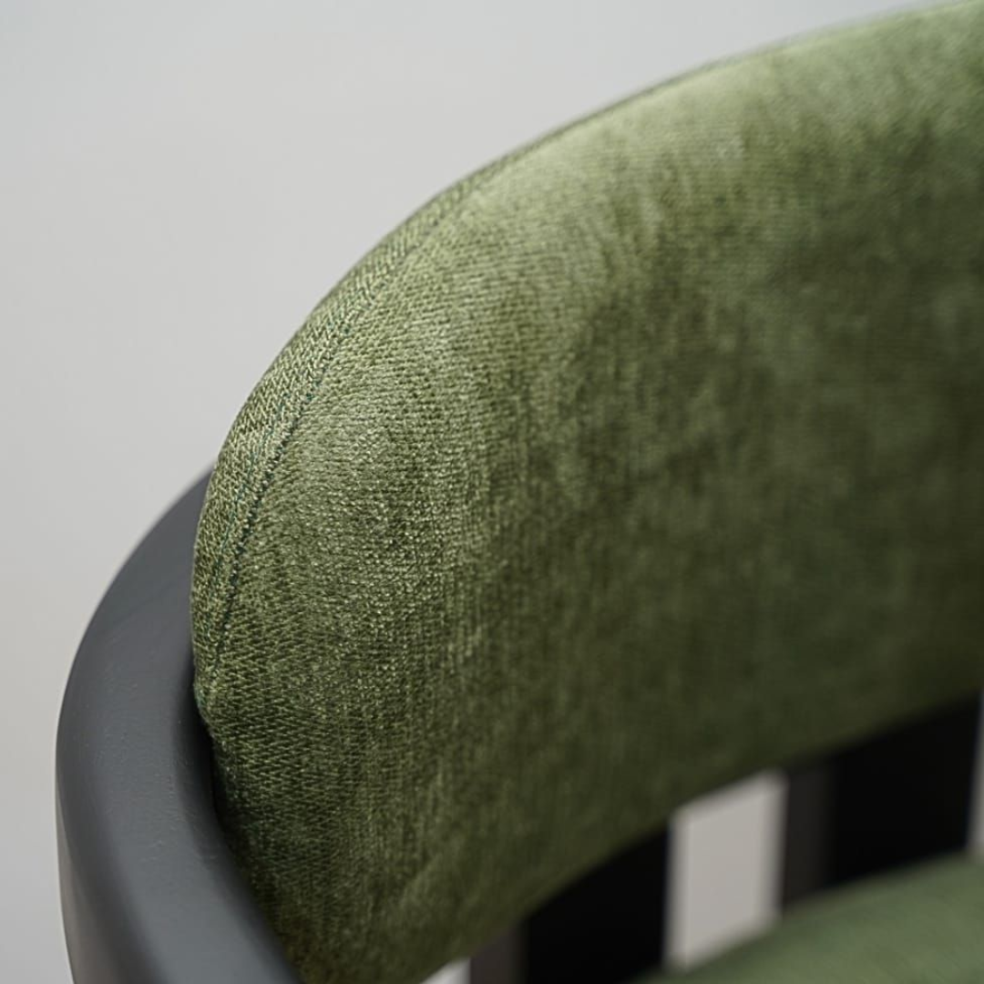 Chaise de salle à manger confortable en toile antitache vert kaki, avec une structure et des pieds en bois.