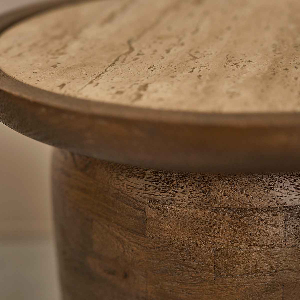 Table d'appoint en bois de manguier et travertin ronde - Le miroir.ma