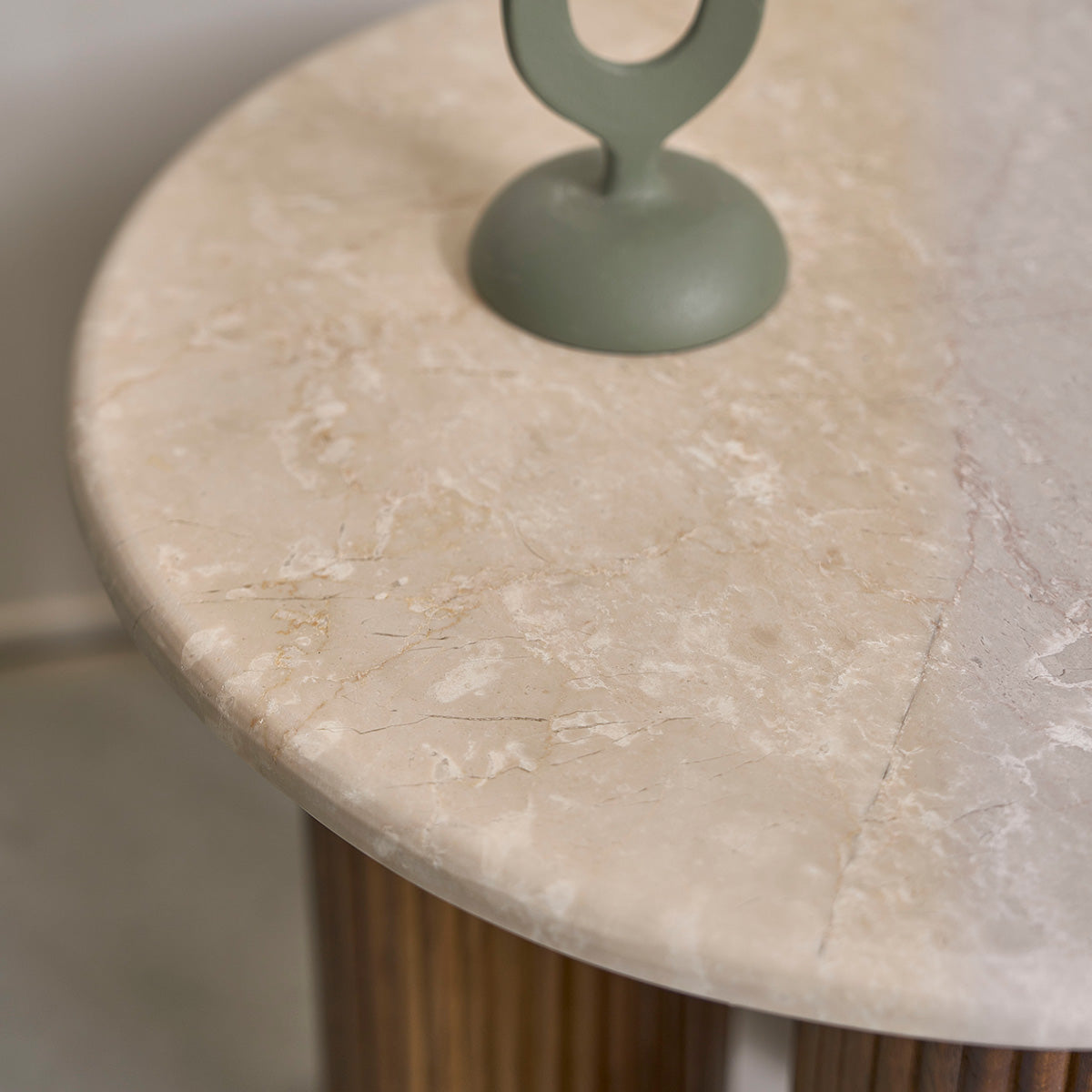 Table d'appoint en bois de manguier et marbre ronde - Le miroir.ma