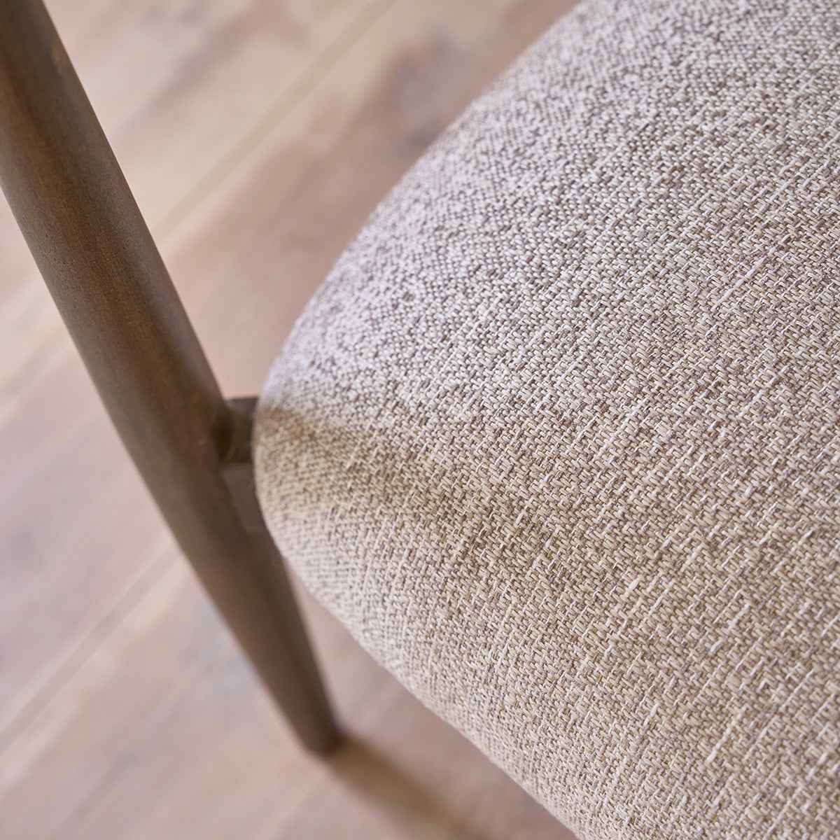 Fauteuil en bois massif et tissu texturé beige chiné