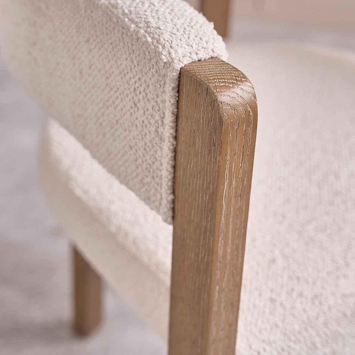 Chaise en chêne et tissu bouclette