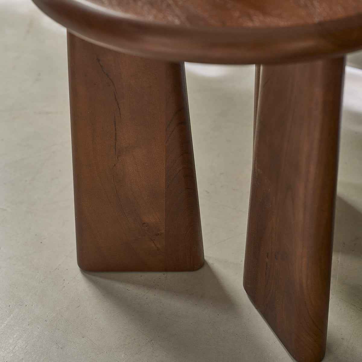 Table d'appoint en bois d'acacia ronde