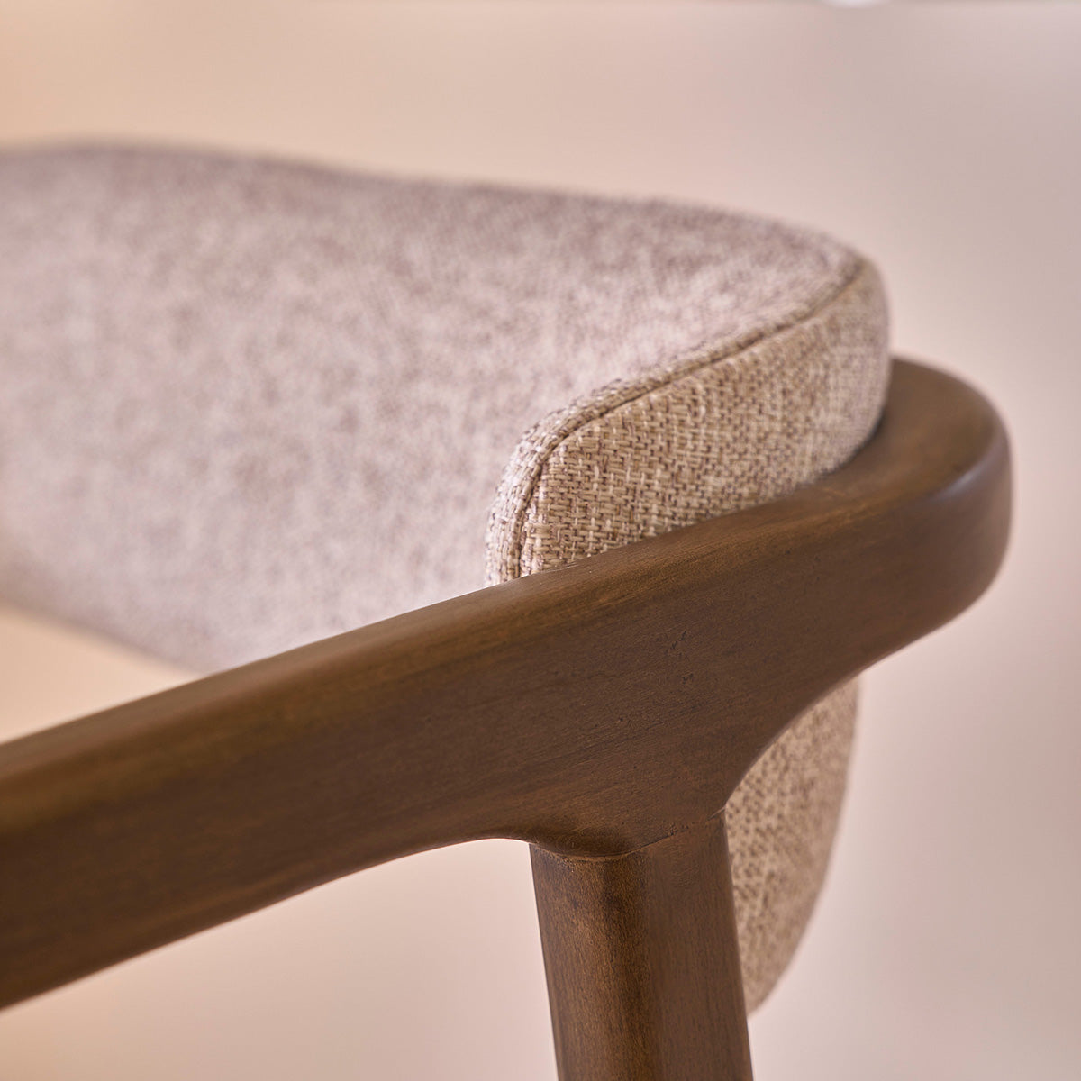 Chaise en bois massif et tissu texturé beige chiné - Le miroir.ma