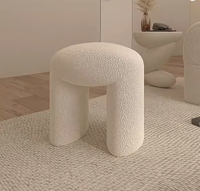 Banc moderne au pied du lit en tissu bouclé, style design marocain