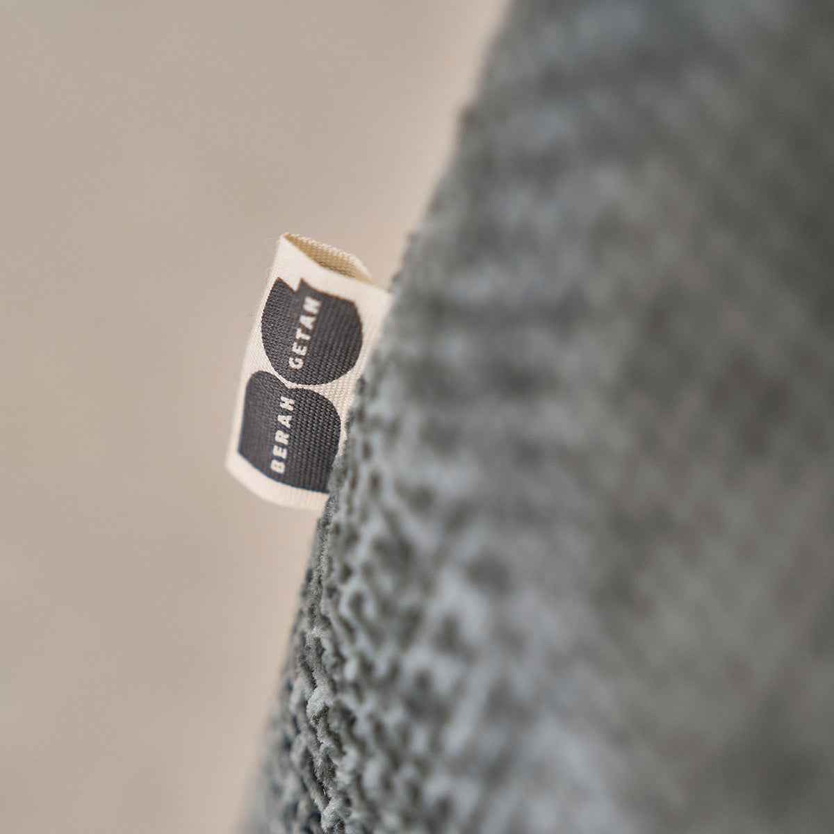 Canapé droit 3 places en velours tressé vert de gris