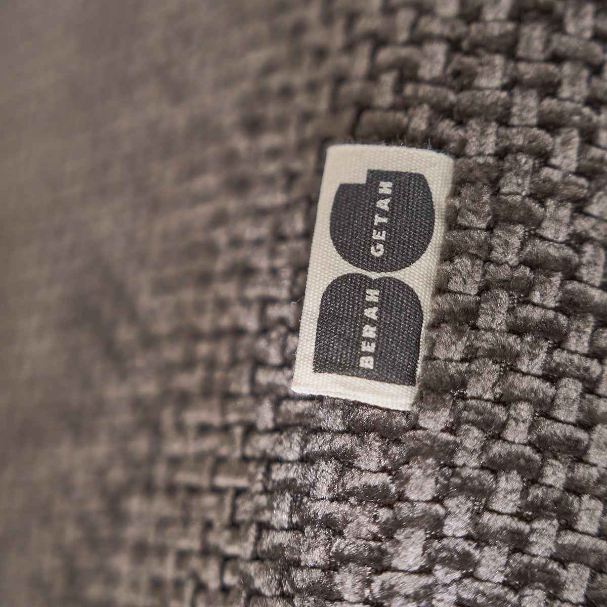 Canapé droit 4 places en velours tressé moka