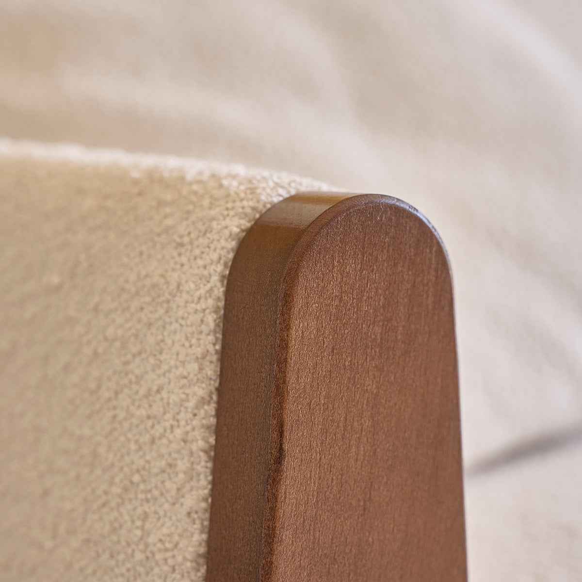 Canapé droit 3 places en bois massif et tissu bouclette blanc