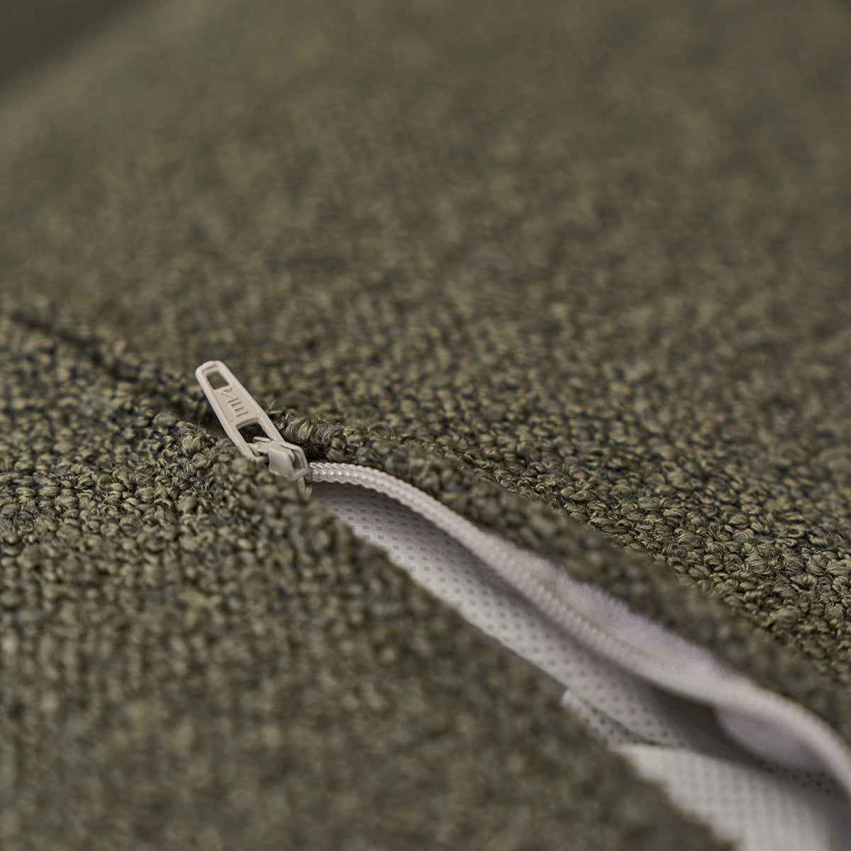 Canapé droit 3 places en bois massif et tissu bouclette kaki