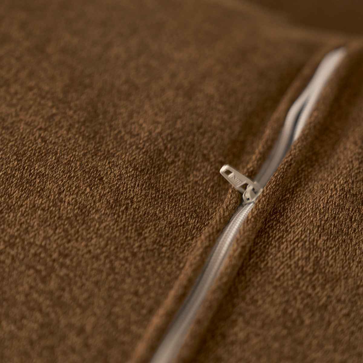 Canapé droit 3 places en bois massif et tissu velours bronze