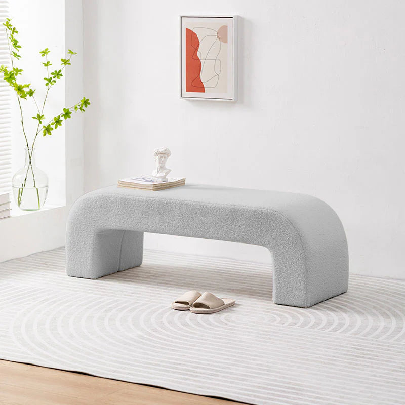 Canapé banc-tabouret en laine d’agneau blanche, design minimaliste en tissu bouclette, idéal pour salon moderne ou chambre élégante.