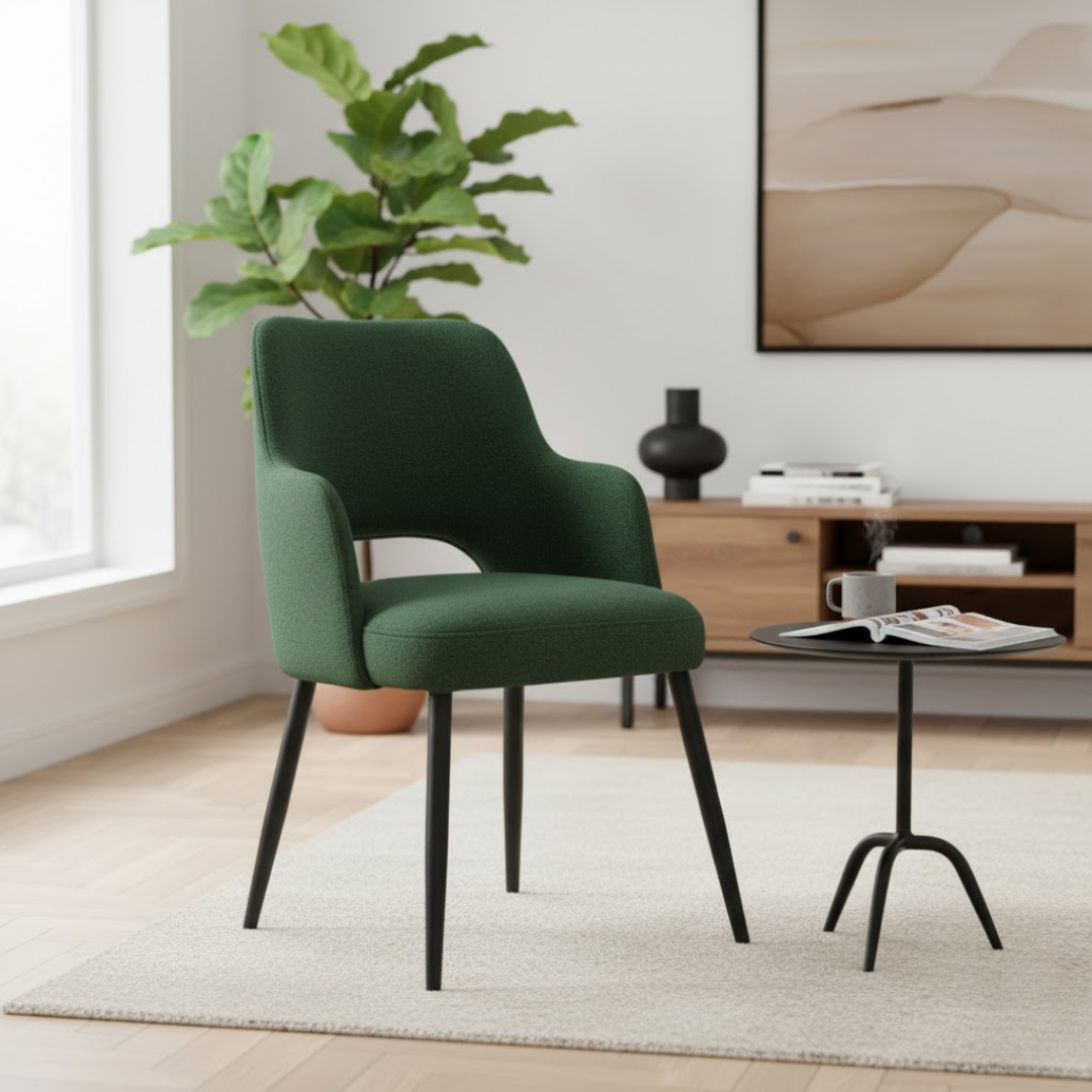 Chaise de salle à manger en velours antitache vert avec pieds design en métal noir.