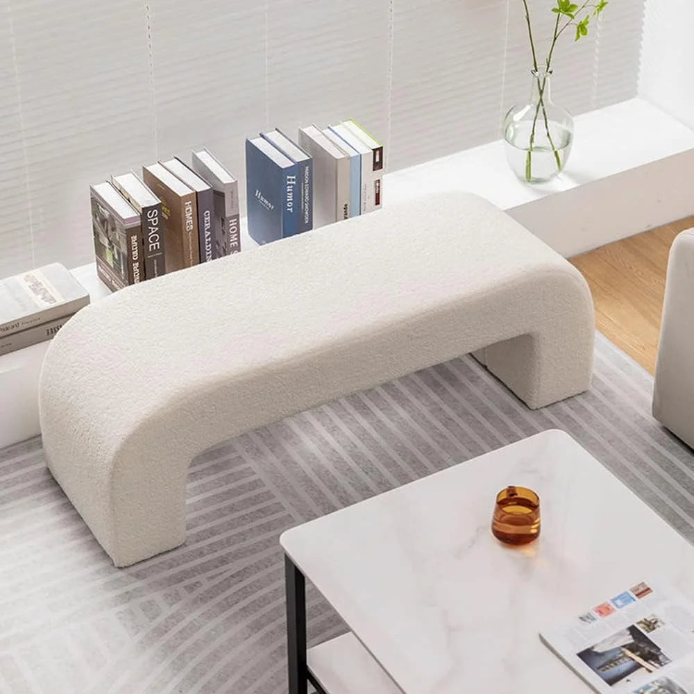 Détail du tissu bouclette du banc en laine d’agneau, texture douce et moelleuse offrant un confort luxueux.