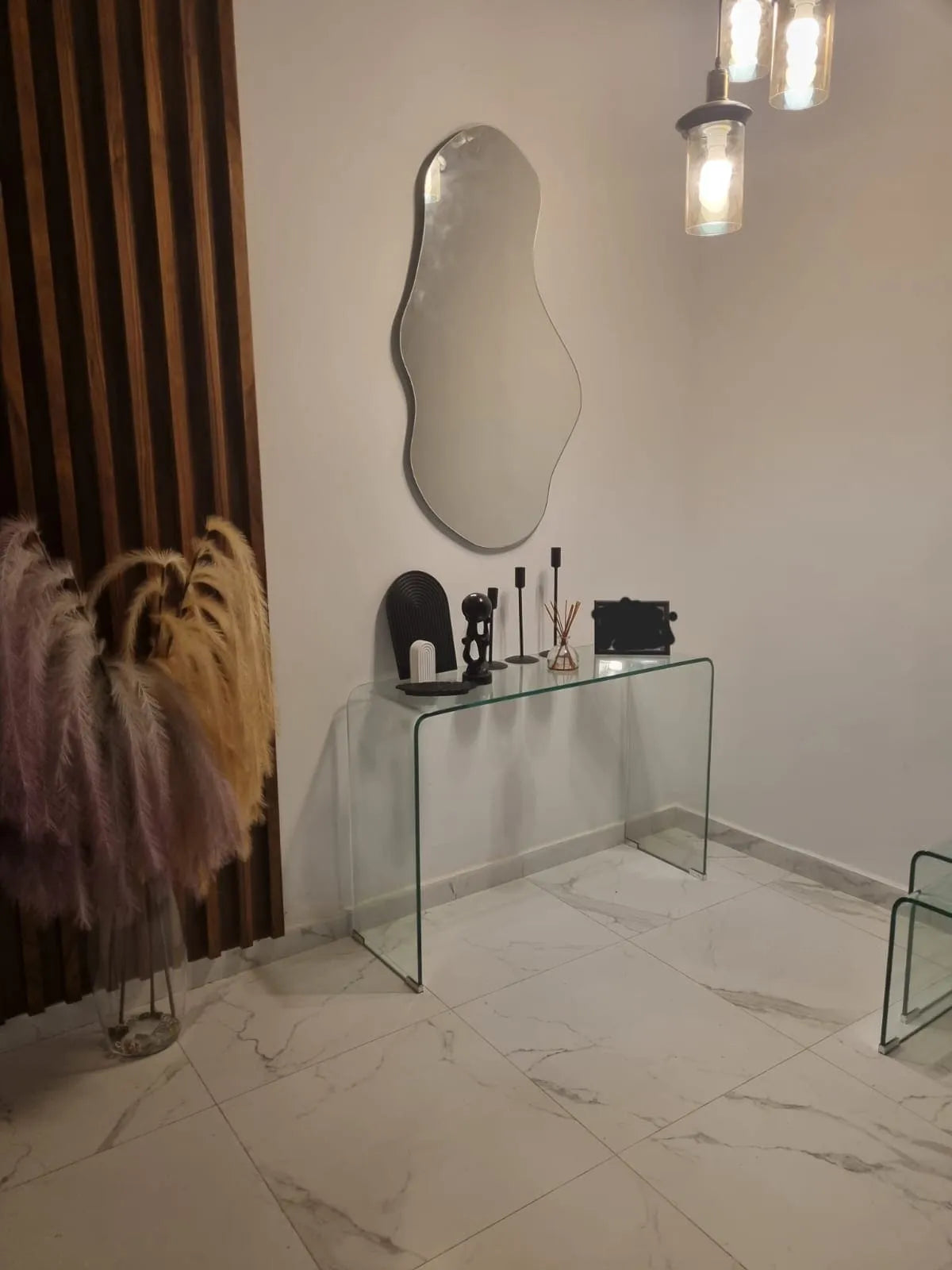 Grand miroir nuage mural – forme irrégulière et élégante.