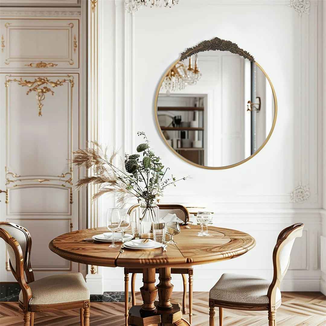 Gros plan détails sculptés roses en résine sur cadre miroir finition laiton antique