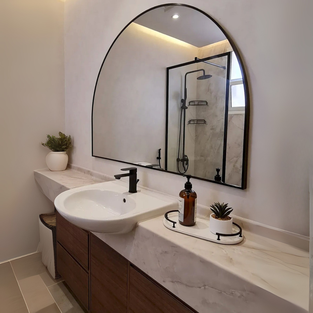 Miroir arqué noir The Miroir – design contemporain avec cadre aluminium fin.