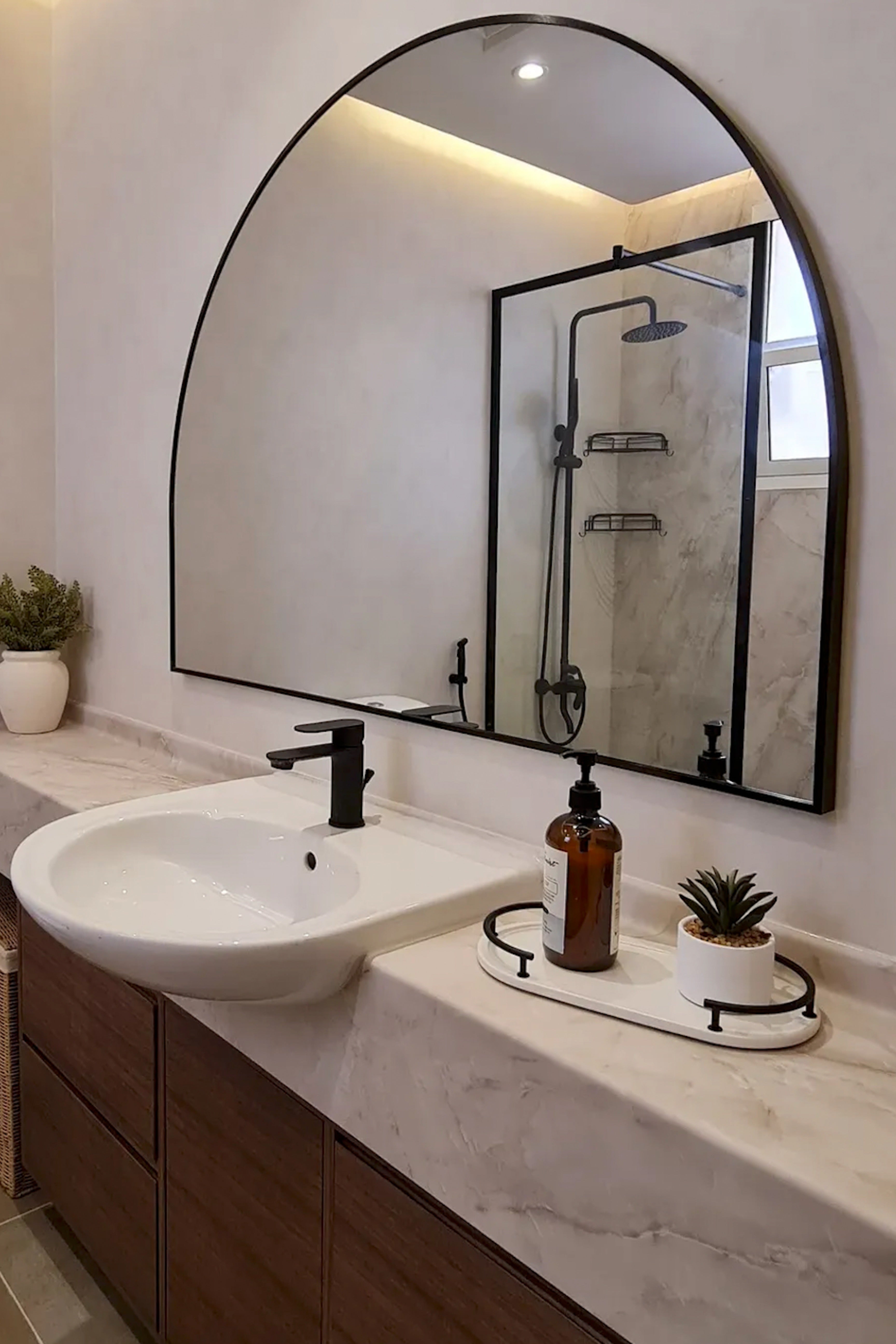 Miroir mural rectangulaire à sommet arrondi, finition aluminium noir mat.