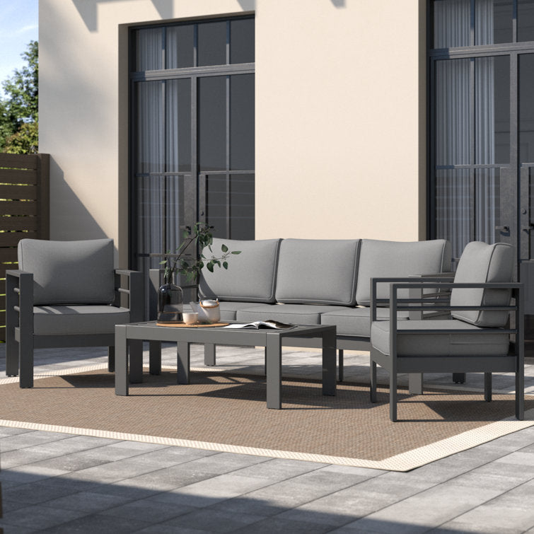 Table basse rectangulaire en métal assortie au salon de jardin, idéale pour boissons et décoration extérieure.