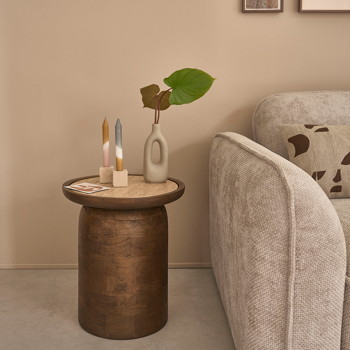 Table d'appoint en bois de manguier et travertin ronde - Le miroir.ma