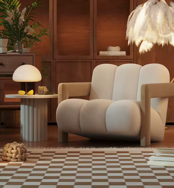Fauteuil beige moderne dans un salon élégant avec des meubles en bois et des éléments décoratifs.