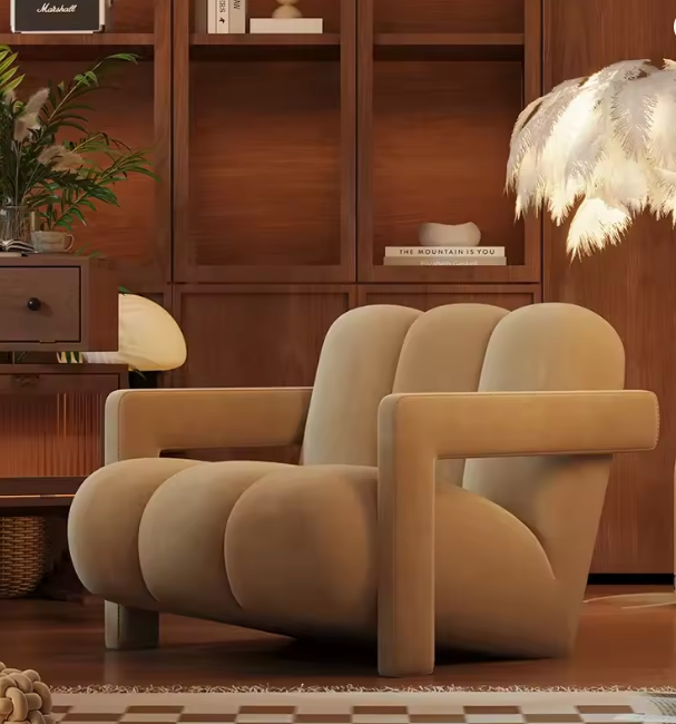 Fauteuil beige dans un salon cosy avec mobilier et déco en bois.