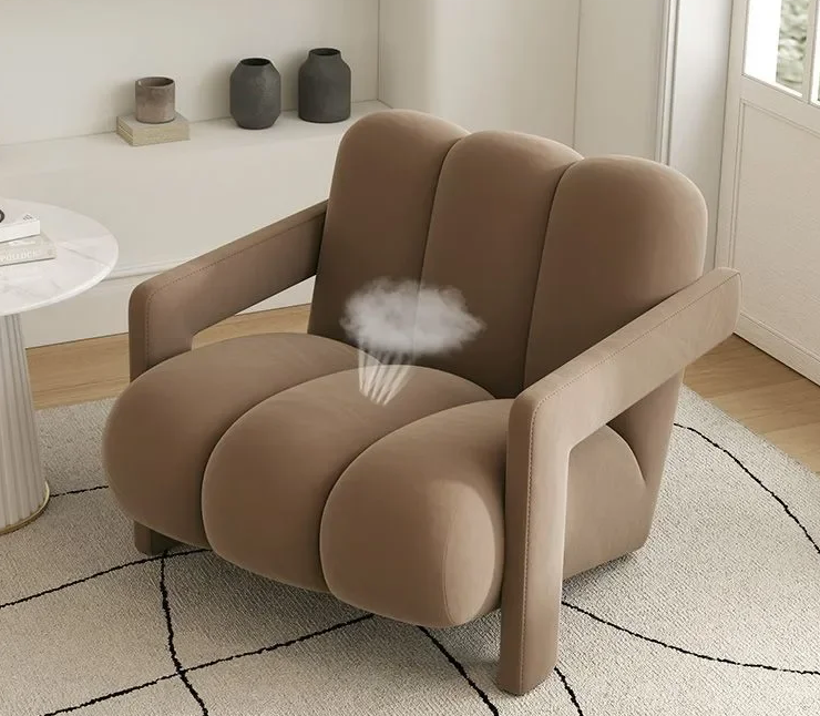 Fauteuil marron dans une pièce au sol clair et aux murs blancs.