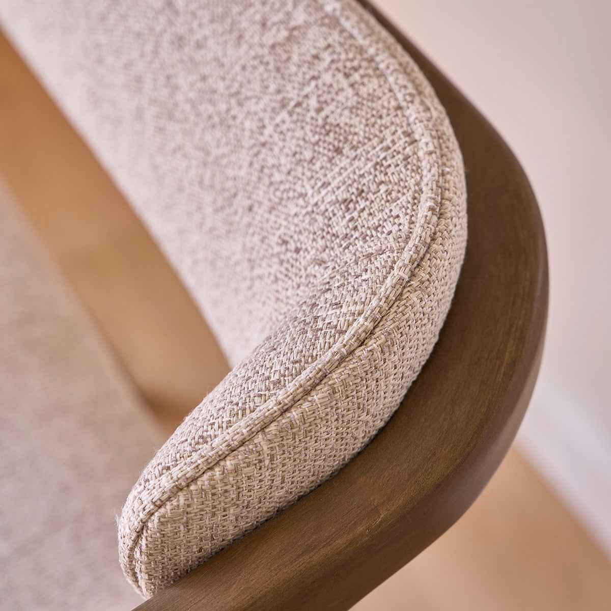 Chaise en bois massif et tissu texturé beige chiné