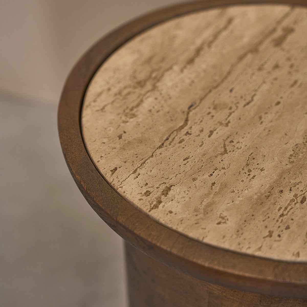 Table d'appoint en bois de manguier et travertin ronde - Le miroir.ma