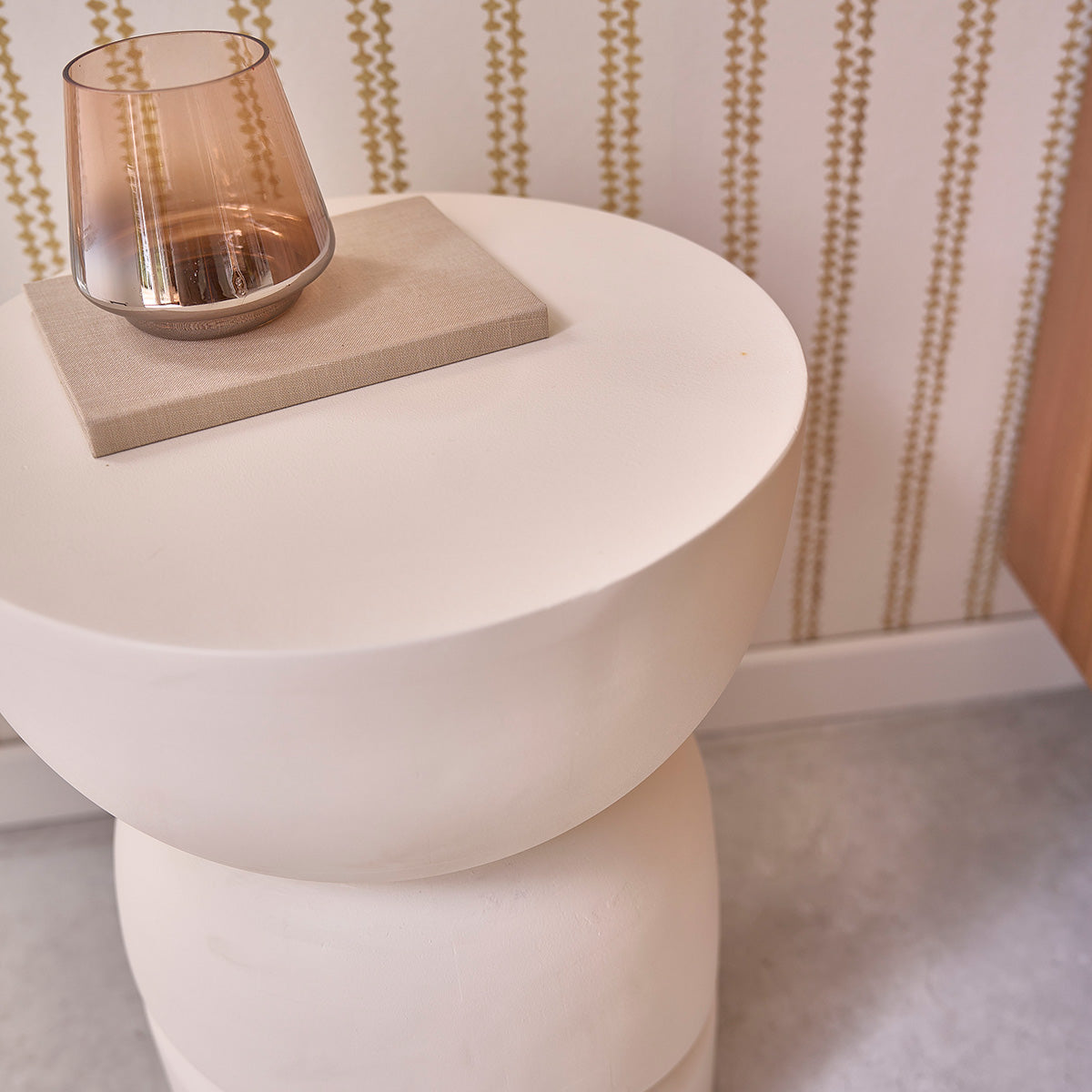 Table d'appoint en manguier massif effet béton - Le miroir.ma