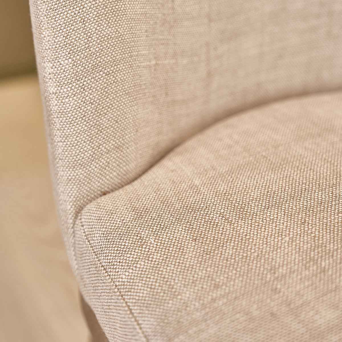 Chaise en chêne massif et tissu lin