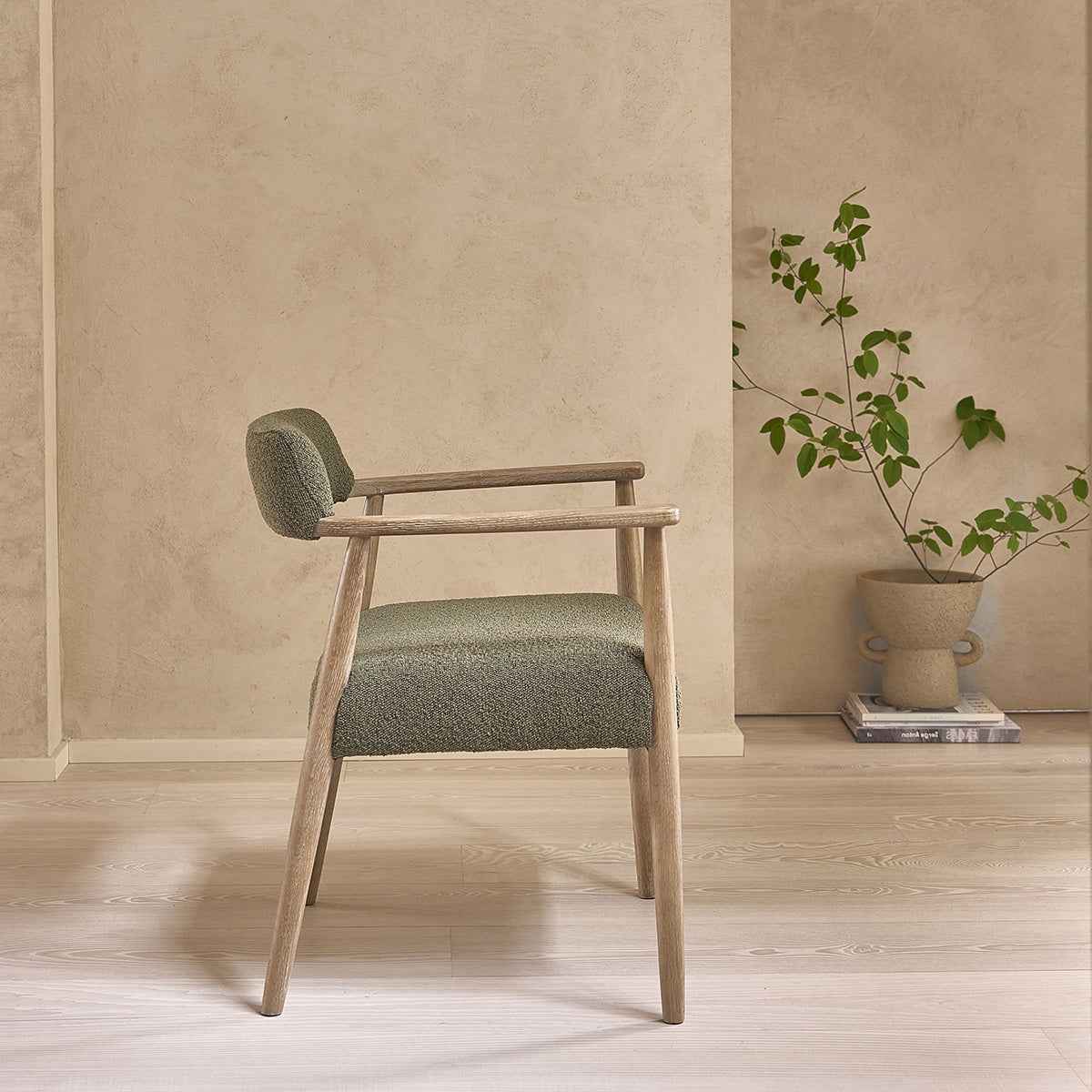 Chaise en chêne et tissu bouclette kaki