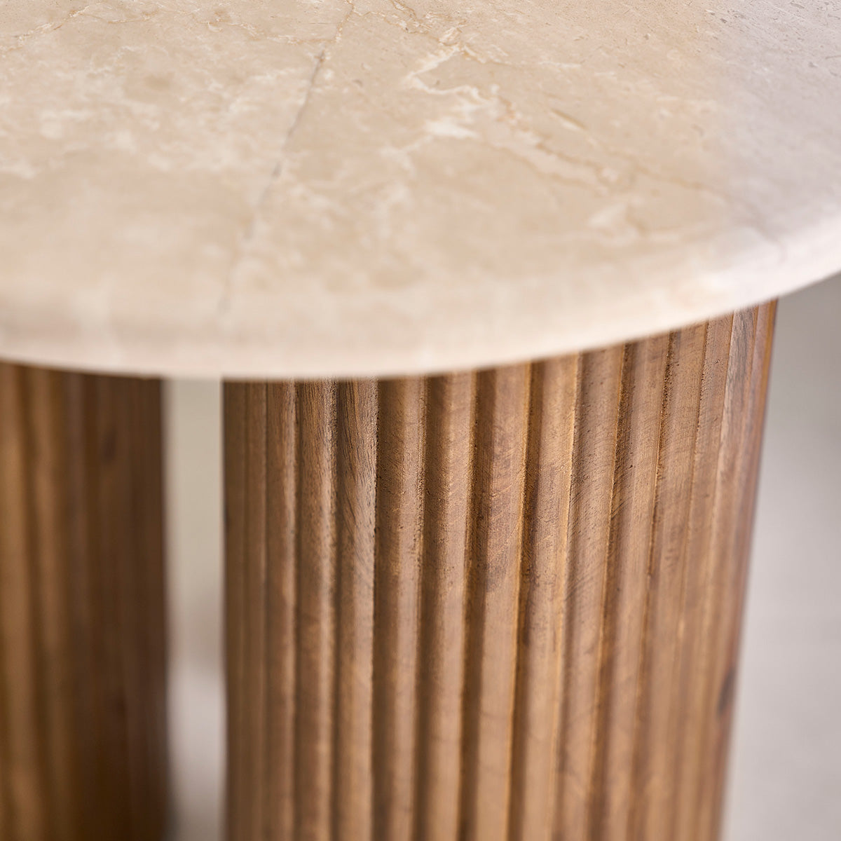 Table d'appoint en bois de manguier et marbre ronde - Le miroir.ma