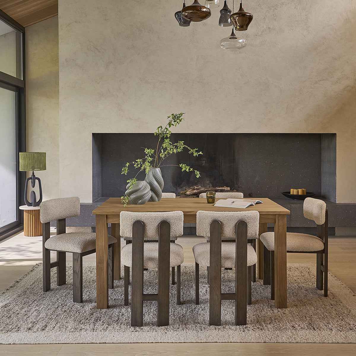 Chaise en chêne massif marron et tissu bouclette beige