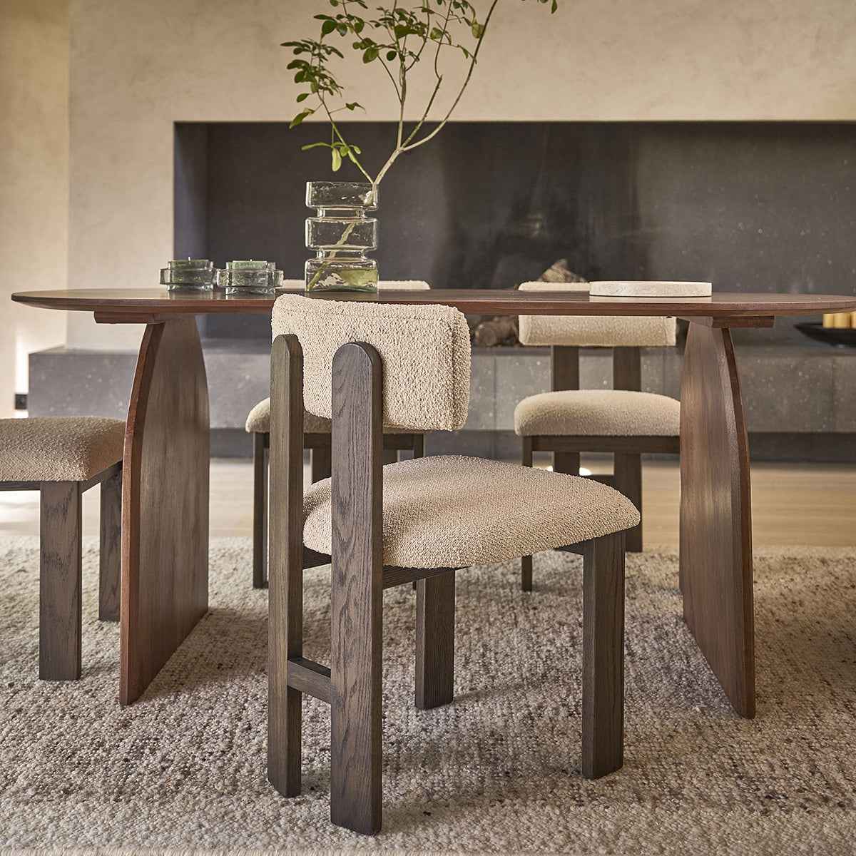 Chaise en chêne massif marron et tissu bouclette beige