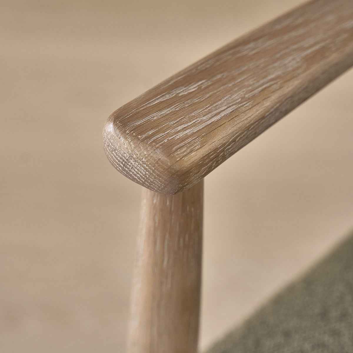 Chaise en chêne et tissu bouclette kaki