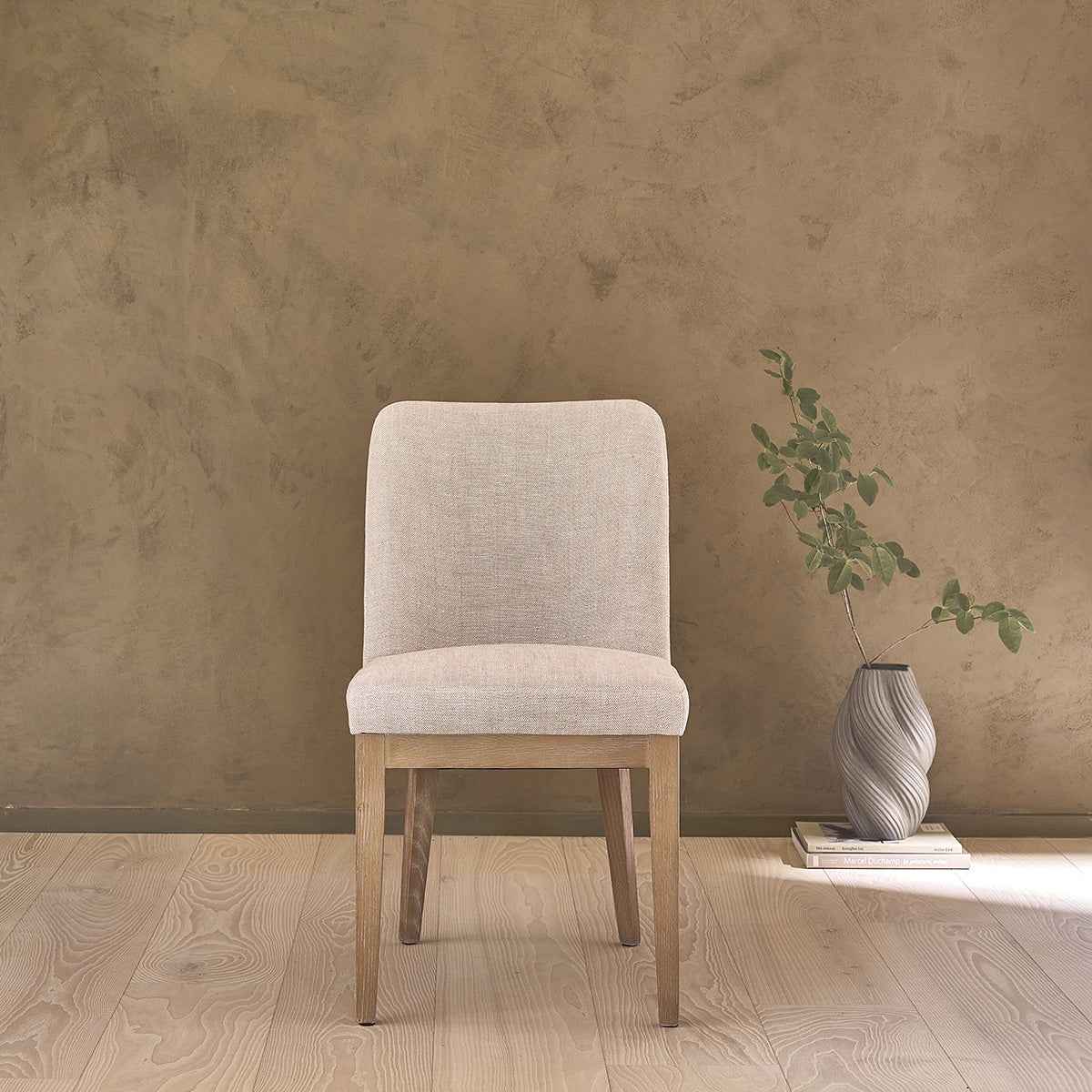 Chaise en chêne massif et tissu lin