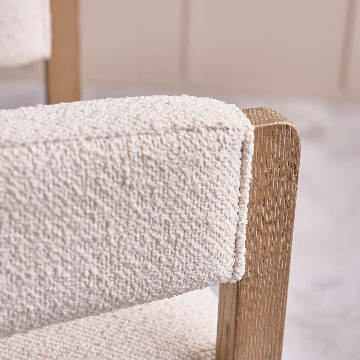 Chaise en chêne et tissu bouclette