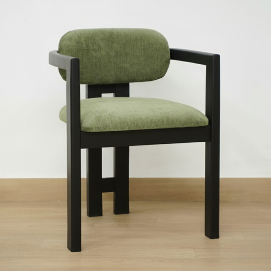 Chaise de salle à manger confortable en toile antitache vert kaki, avec une structure et des pieds en bois.