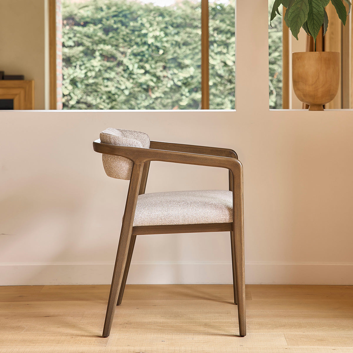 Chaise en bois massif et tissu texturé beige chiné - Le miroir.ma