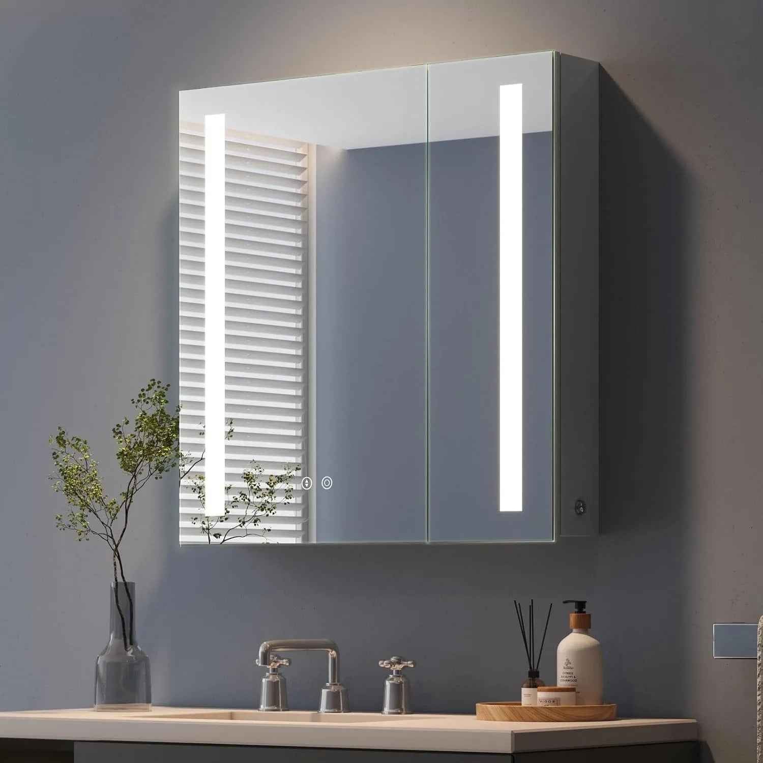 Armoire de toilette miroir installée dans une salle de bain moderne au Maroc.