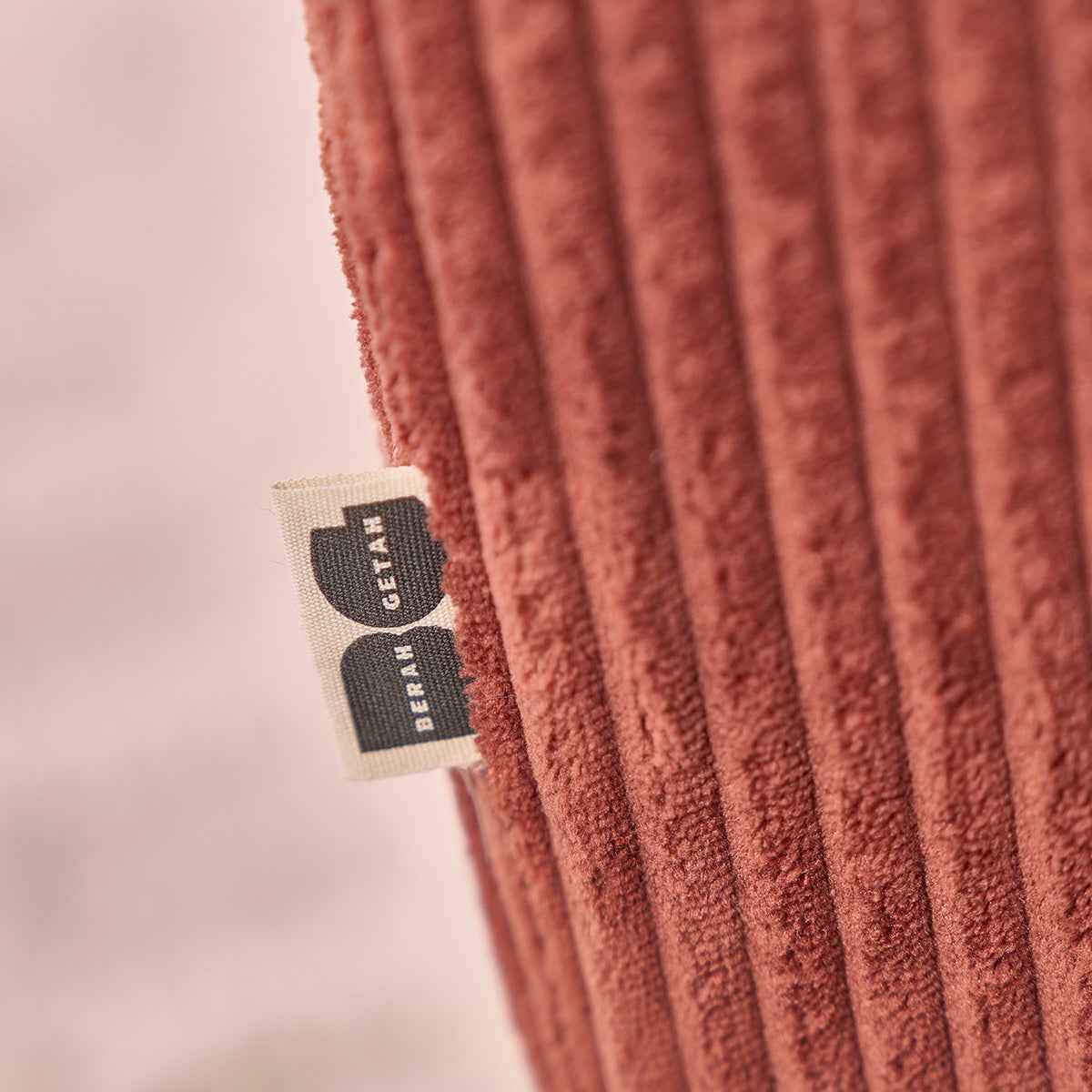 Canapé droit 3 places en velours côtelé terracotta