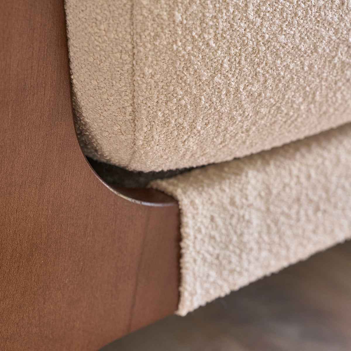 Canapé droit 3 places en bois massif et tissu bouclette blanc