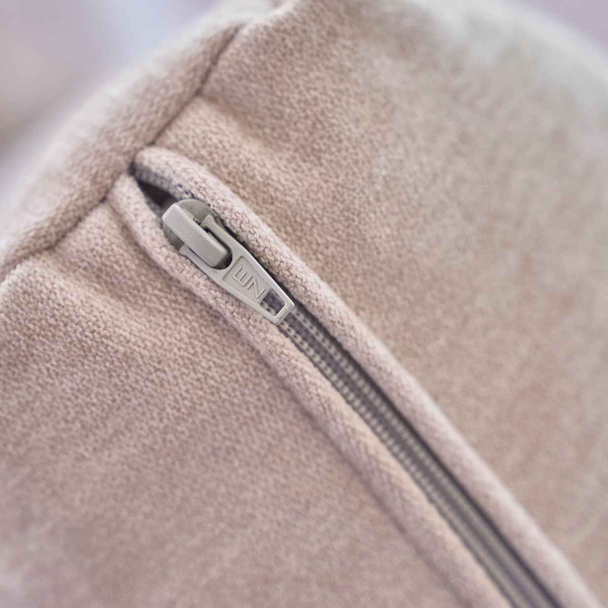 Canapé droit 3 places en bois massif et velours beige chiné