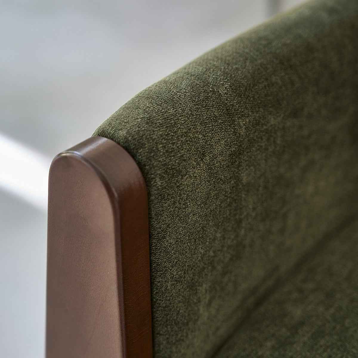 Canapé droit 3 places en bois massif et tissu velours vert mousse