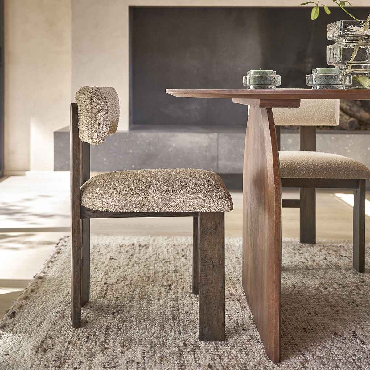 Lot de 2 chaises en chêne massif marron et tissu bouclette beige