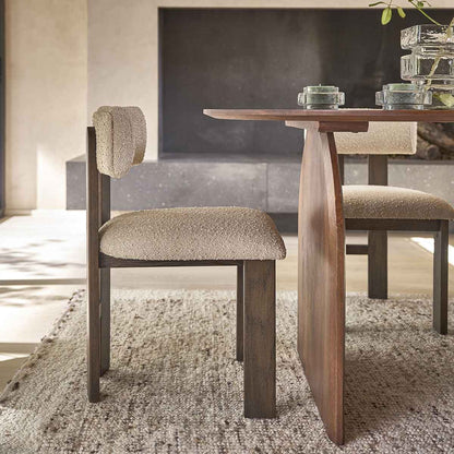 Lot de 2 chaises en chêne massif marron et tissu bouclette beige