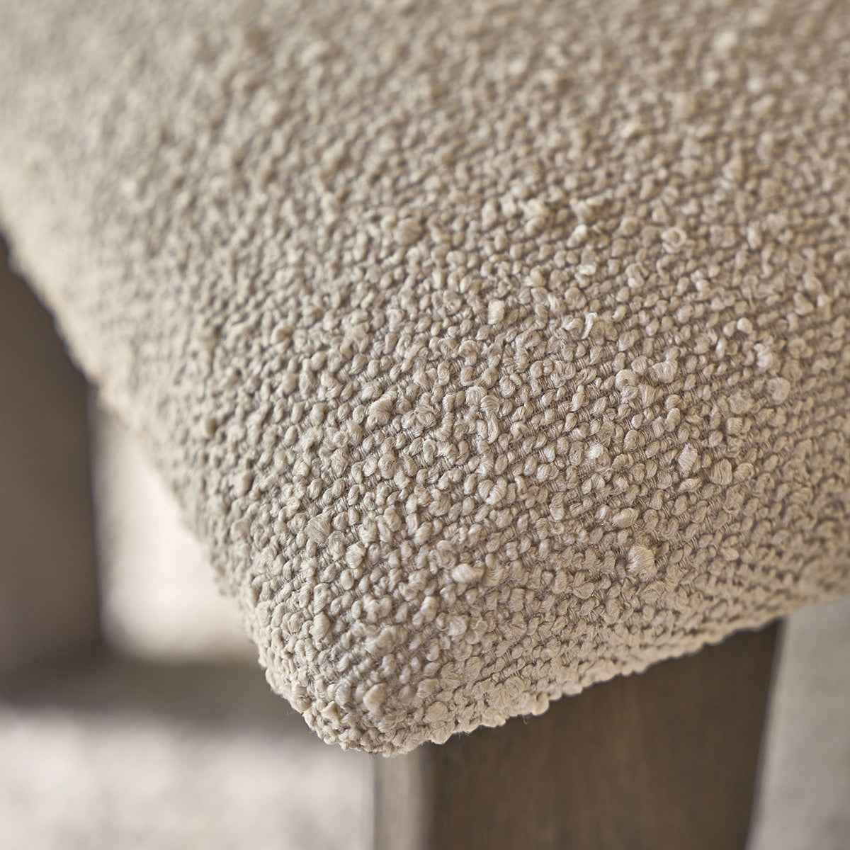 Lot de 2 chaises en chêne massif marron et tissu bouclette beige