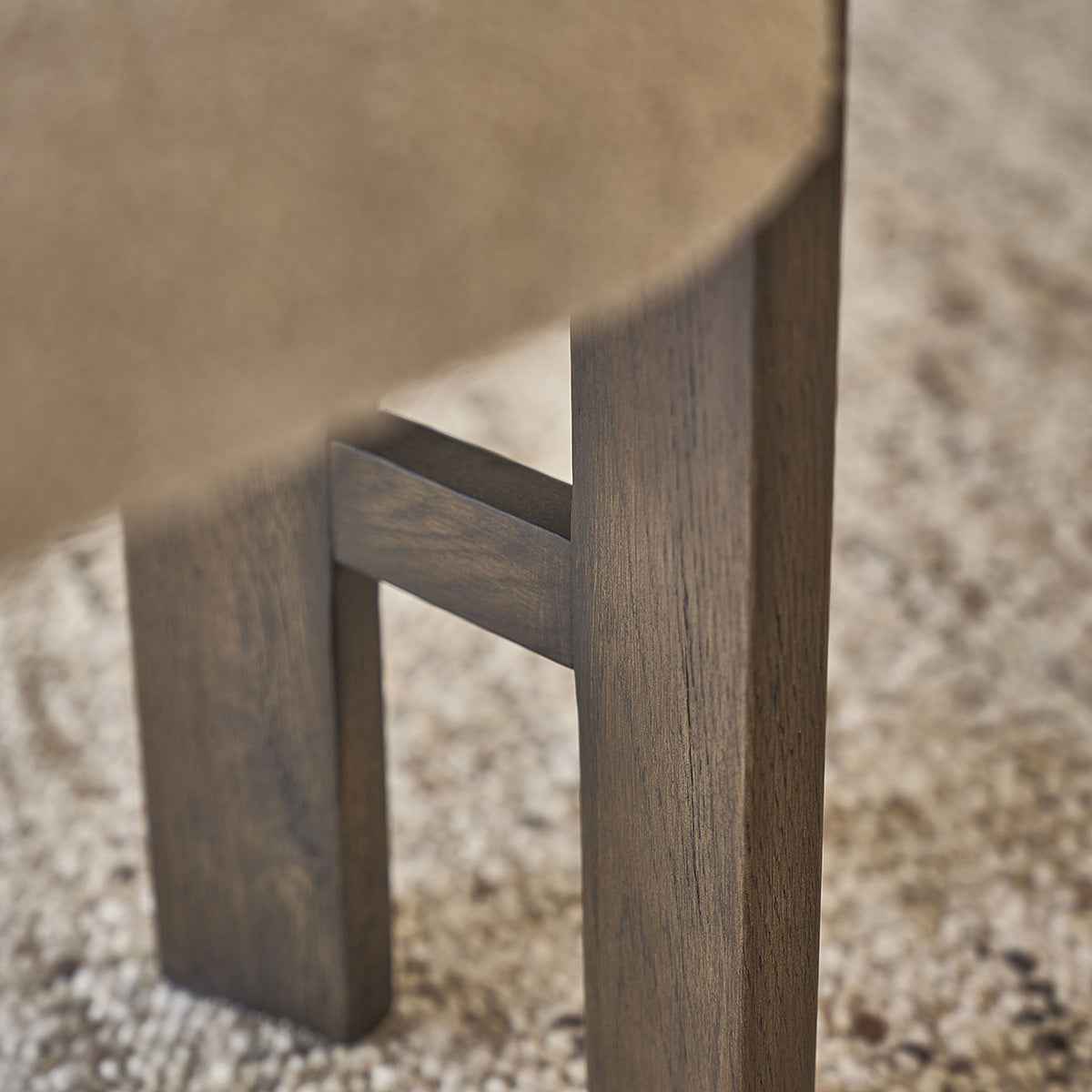 Lot de 2 chaises en chêne massif marron et tissu bouclette beige